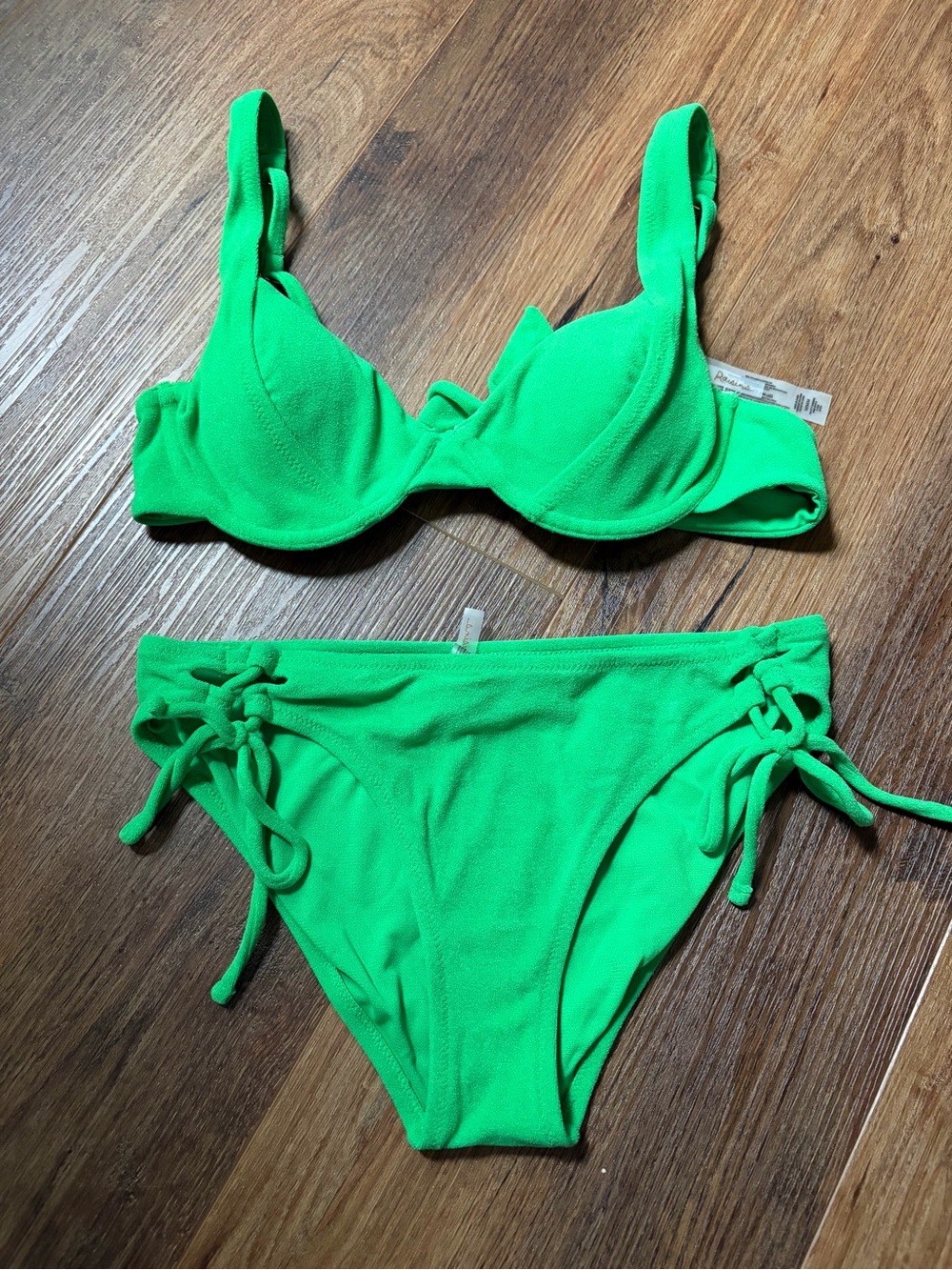 Raisins bright green bikini